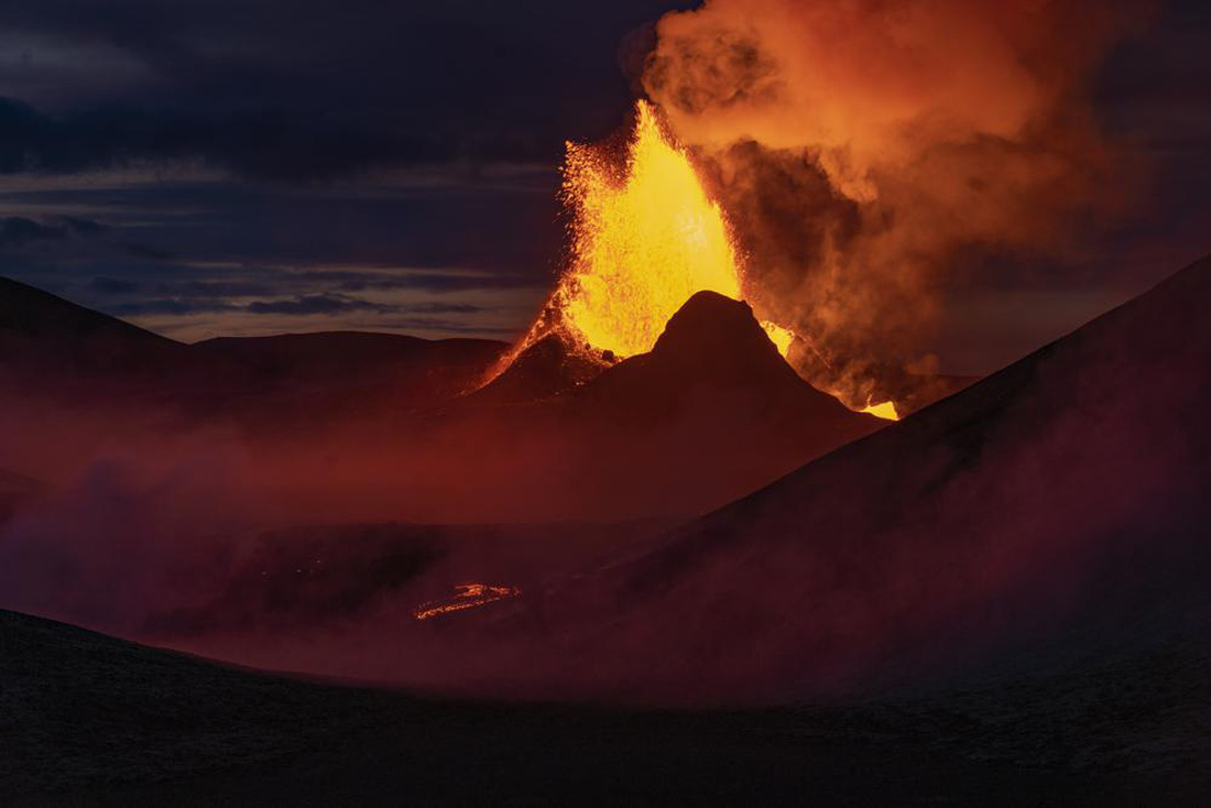 Ảnh núi lửa thức giấc sau 6.000 năm, phun dung nham đỏ rực - Ảnh 5.