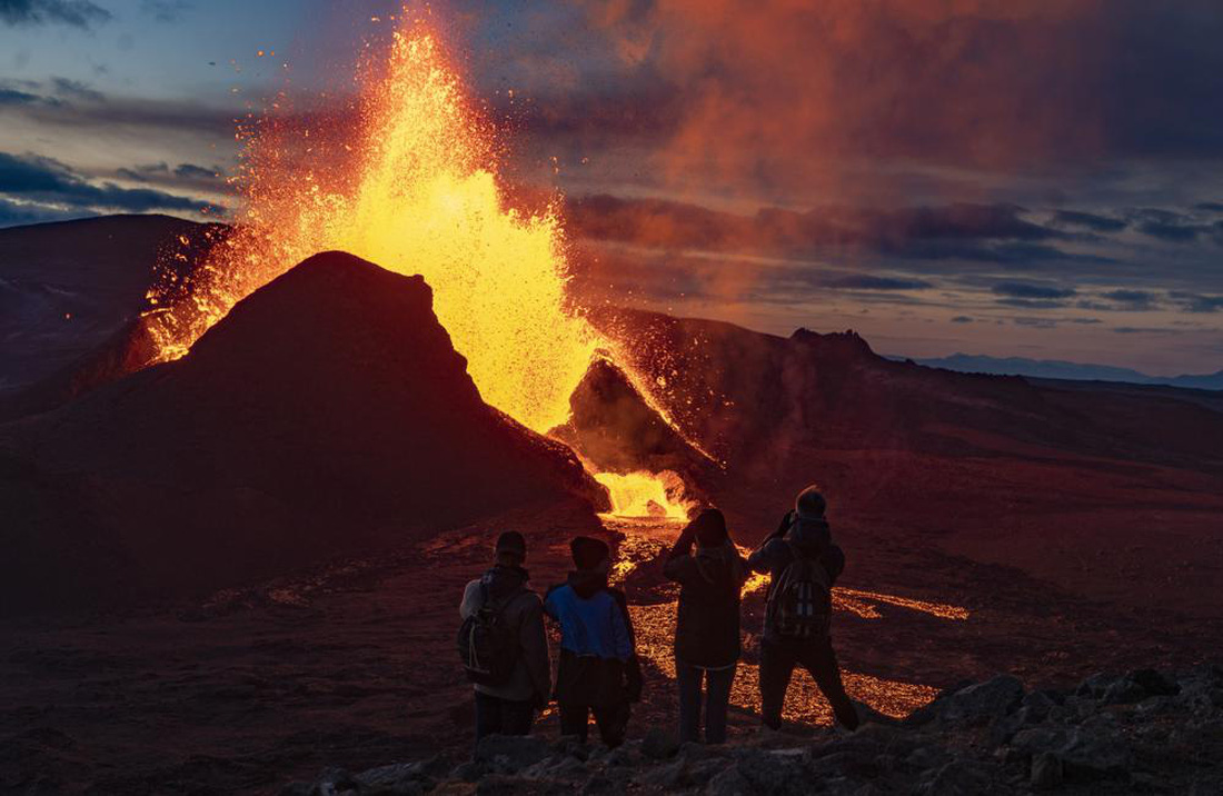 Ảnh núi lửa thức giấc sau 6.000 năm, phun dung nham đỏ rực - Ảnh 6.
