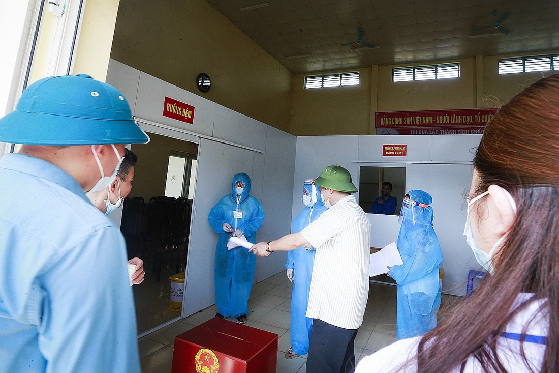 Hòa Bình tổ chức diễn tập bỏ phiếu bầu cử tại các điểm cách ly - Ảnh 5.