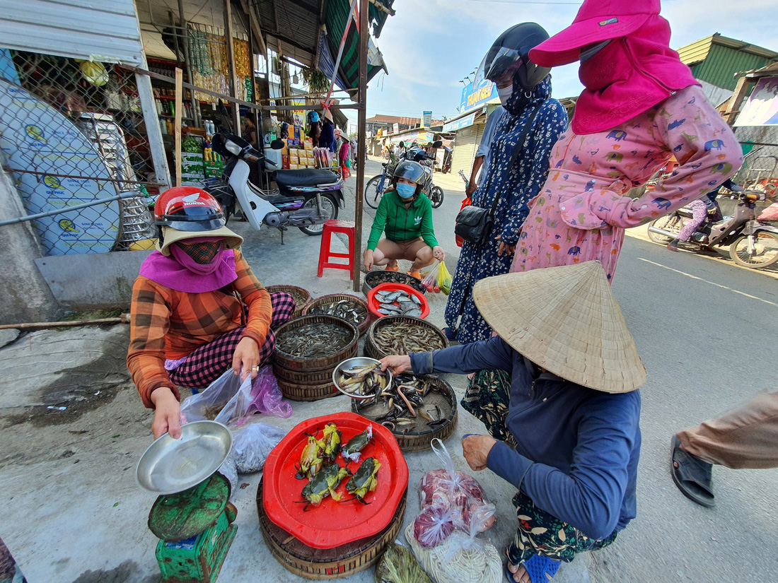 Xã Phong Hiền chính thức dỡ phong tỏa, người dân được phát phiếu vào chợ - Ảnh 6.