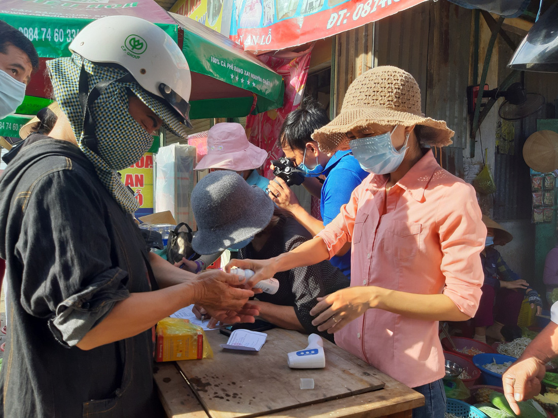 Xã Phong Hiền chính thức dỡ phong tỏa, người dân được phát phiếu vào chợ - Ảnh 10.