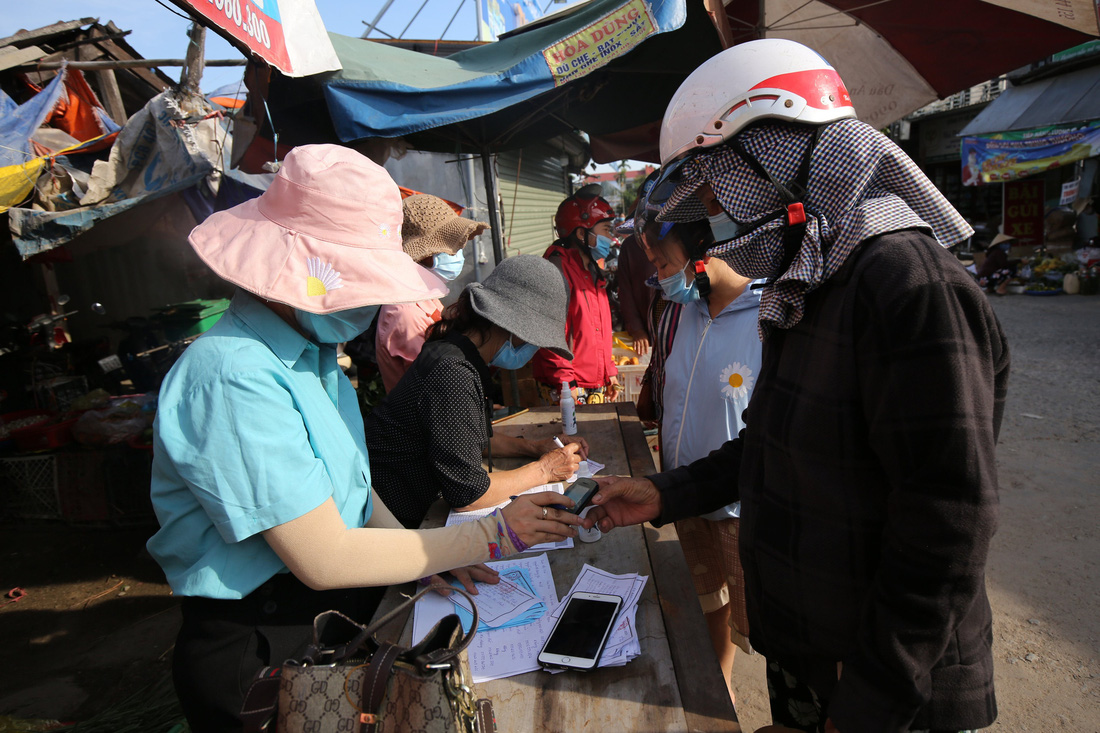 Xã Phong Hiền chính thức dỡ phong tỏa, người dân được phát phiếu vào chợ - Ảnh 7.