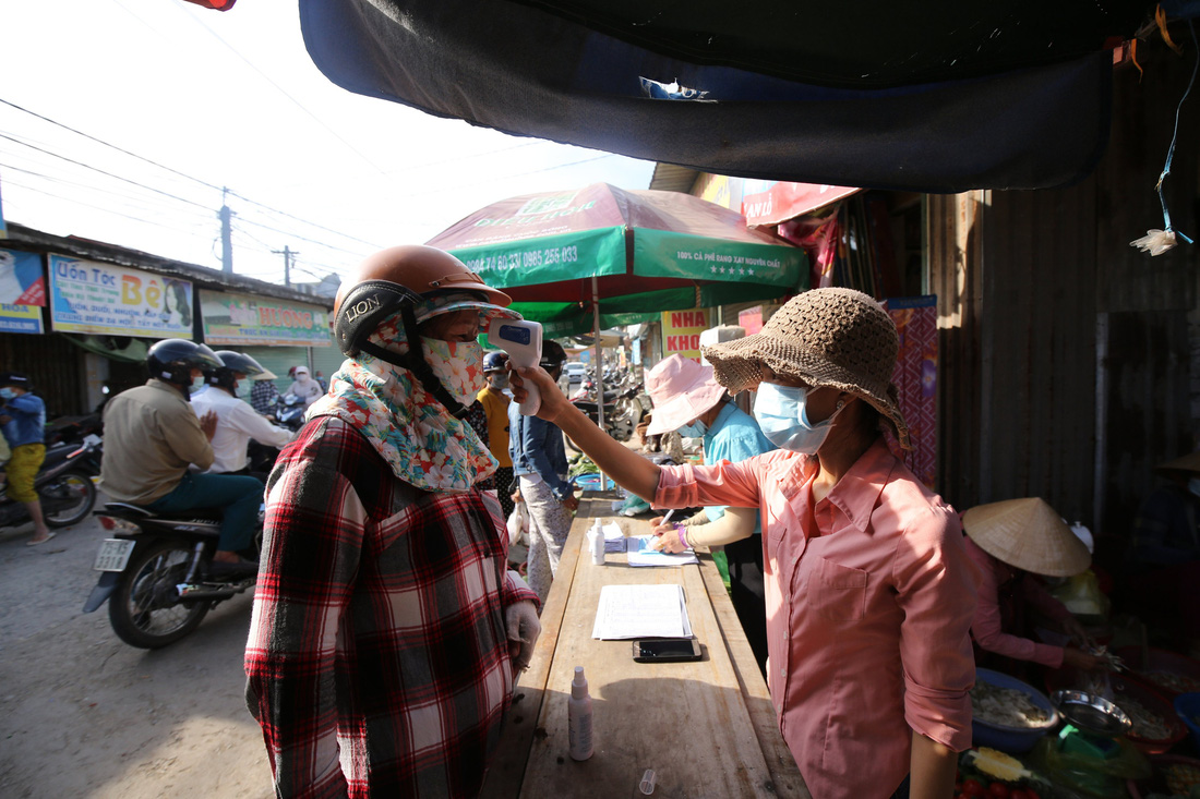 Xã Phong Hiền chính thức dỡ phong tỏa, người dân được phát phiếu vào chợ - Ảnh 9.