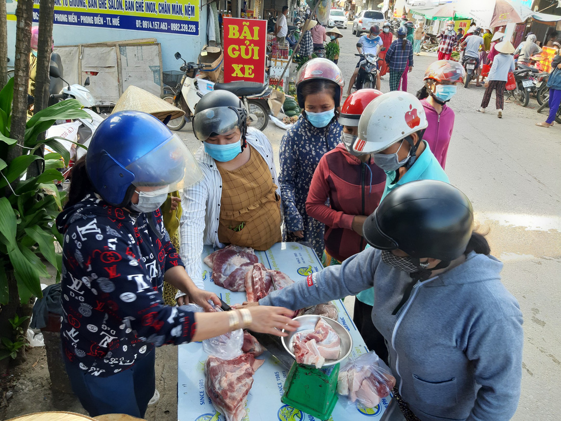 Xã Phong Hiền chính thức dỡ phong tỏa, người dân được phát phiếu vào chợ - Ảnh 11.