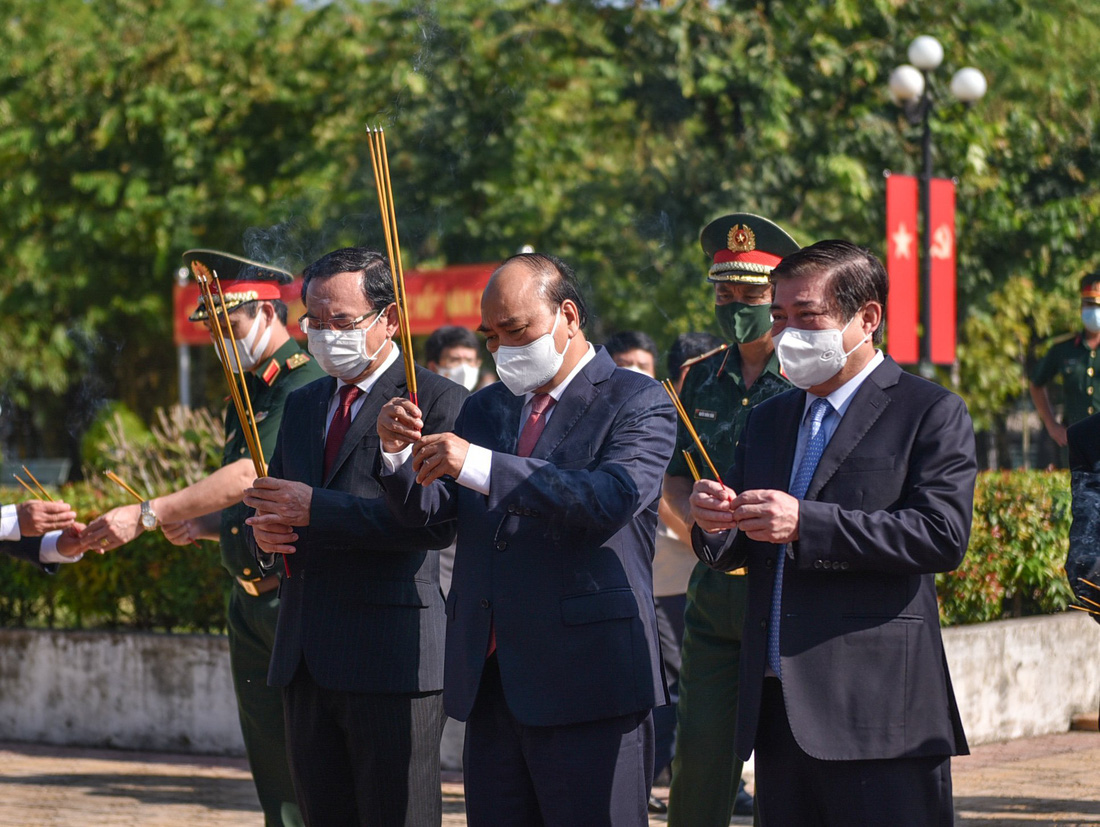 Chủ tịch nước Nguyễn Xuân Phúc dâng hương tưởng niệm tại Ngã ba Giồng - Ảnh 2.