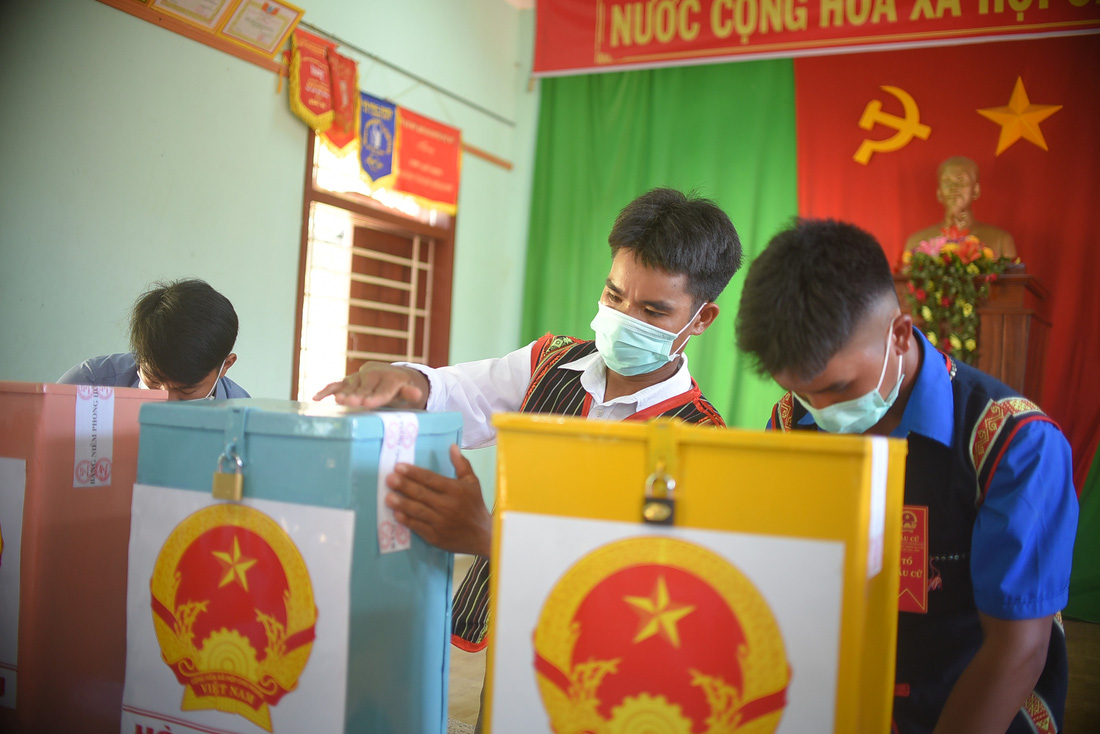 1.600 cử tri ở 10 ngôi làng xa xôi nhất Bình Định bầu cử sớm - Ảnh 6.