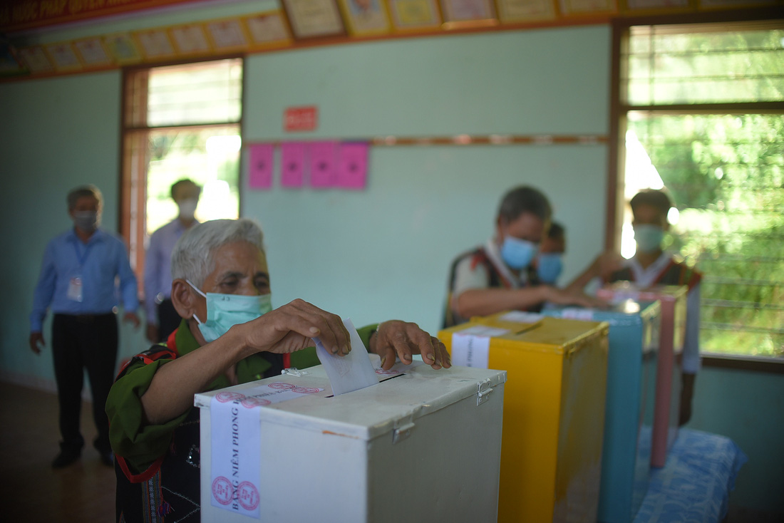 1.600 cử tri ở 10 ngôi làng xa xôi nhất Bình Định bầu cử sớm - Ảnh 8.
