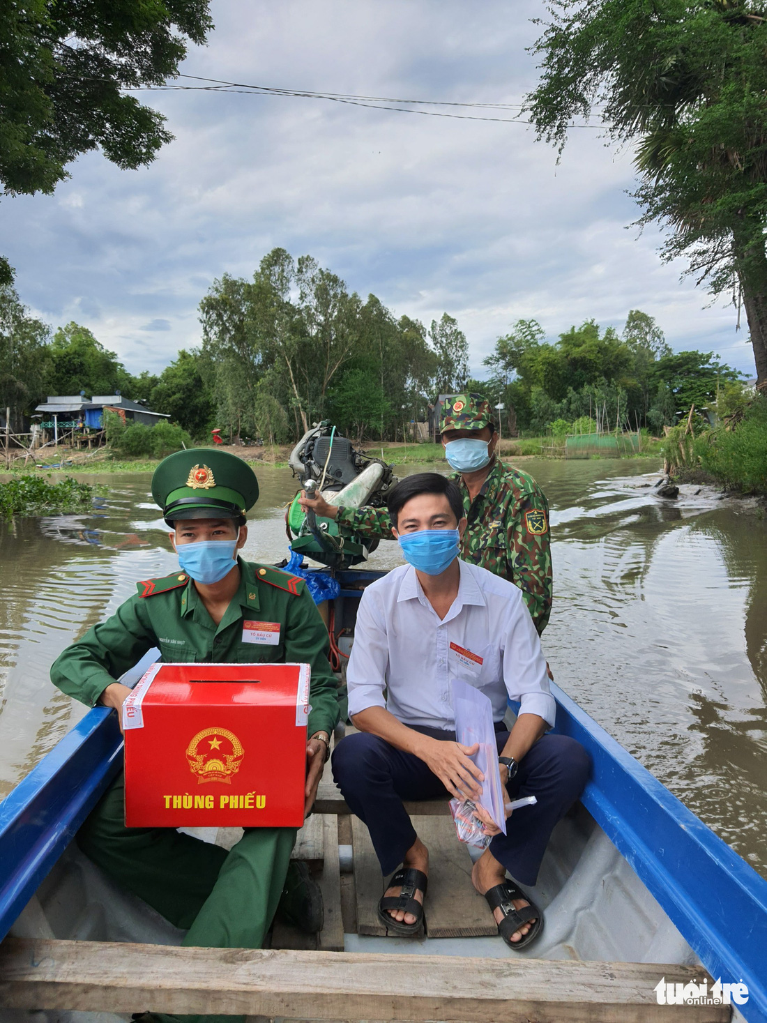 Đưa thùng phiếu lên biên giới cho lực lượng chống dịch COVID-19 bầu cử - Ảnh 6.