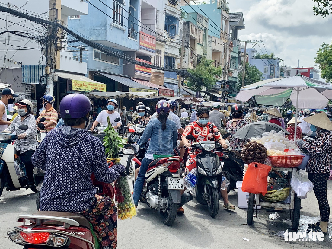 Không còn lê la hàng quán, người dân Sài Gòn gặp được khuyến mãi ồ ạt ở siêu thị - Ảnh 6.