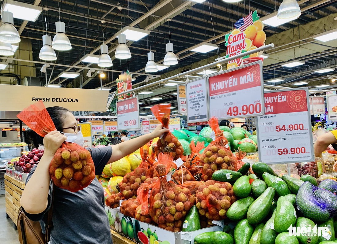Không còn lê la hàng quán, người dân Sài Gòn gặp được khuyến mãi ồ ạt ở siêu thị - Ảnh 3.