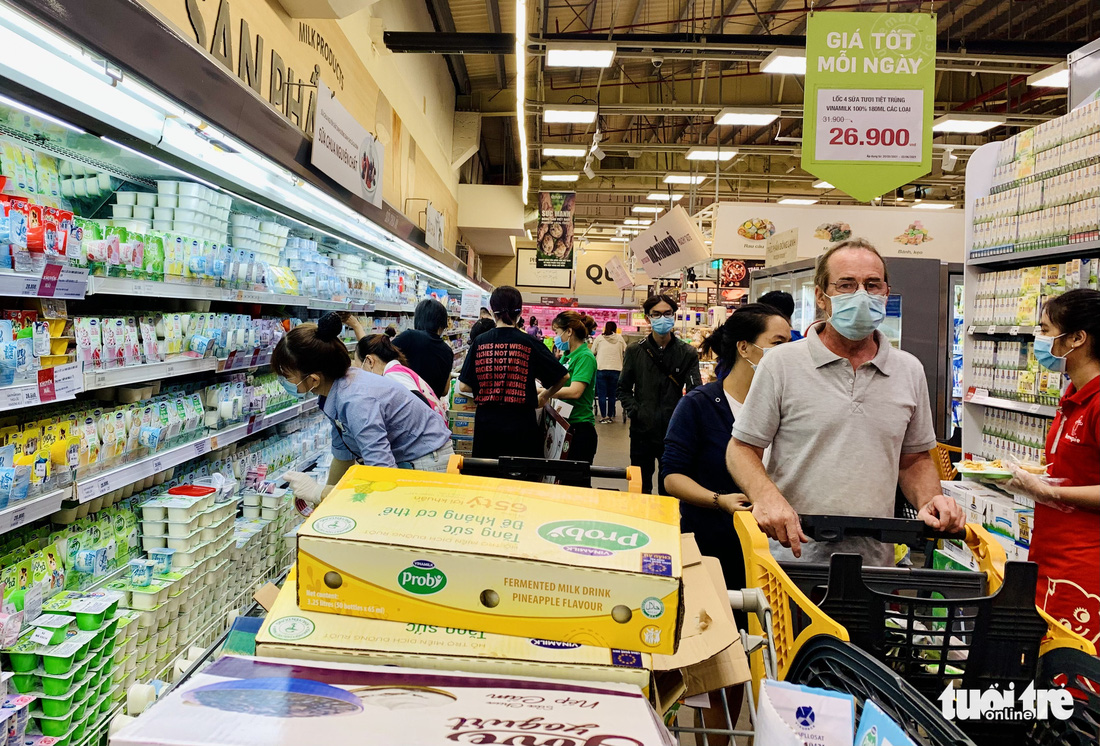 Không còn lê la hàng quán, người dân Sài Gòn gặp được khuyến mãi ồ ạt ở siêu thị - Ảnh 2.