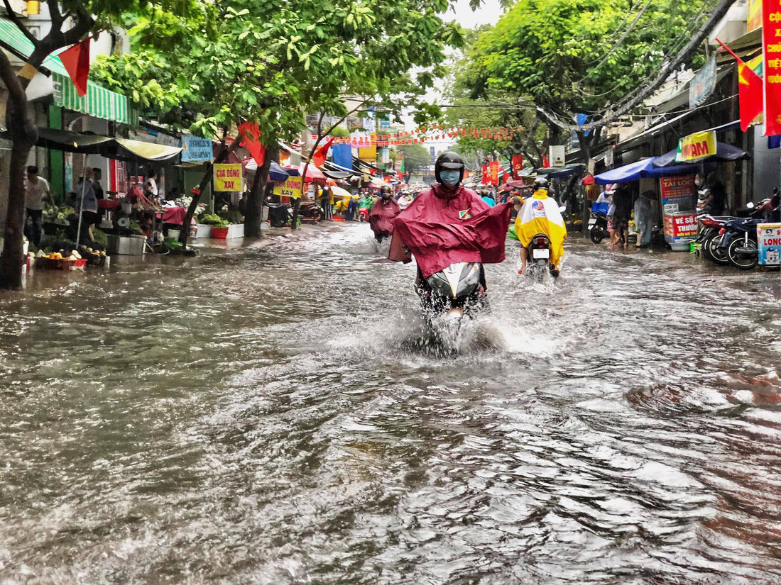 Mưa như trút suốt buổi sáng, dân Sài Gòn bì bõm dắt xe chết máy qua điểm ngập - Ảnh 3.