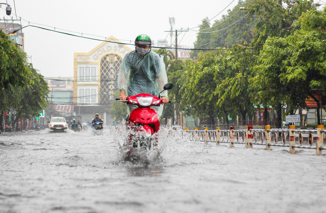 Mưa như trút suốt buổi sáng, dân Sài Gòn bì bõm dắt xe chết máy qua điểm ngập - Ảnh 7.