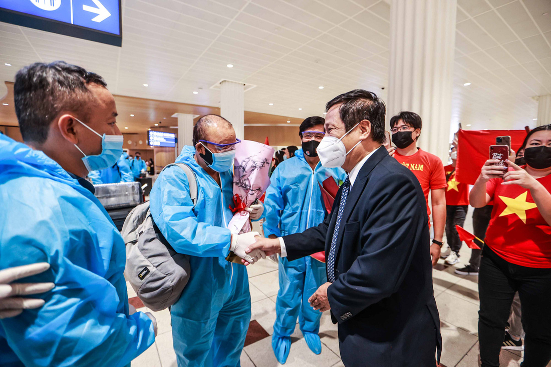 Kiều bào chào đón đội tuyển Việt Nam tại sân bay Dubai - Ảnh 8.
