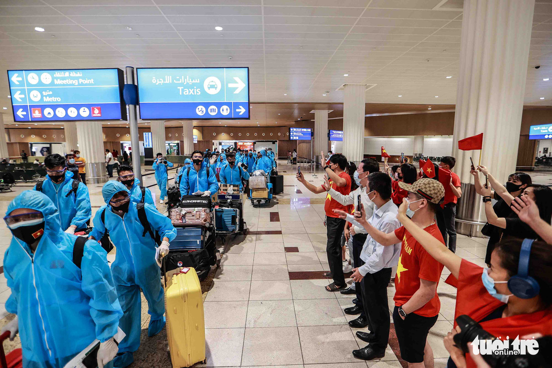 Kiều bào chào đón đội tuyển Việt Nam tại sân bay Dubai - Ảnh 9.
