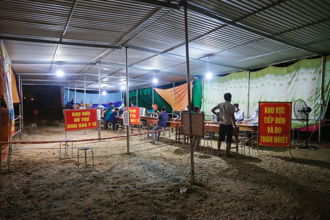Trắng đêm ở chốt kiểm dịch cửa ngõ phía bắc Thừa Thiên Huế - Ảnh 6.
