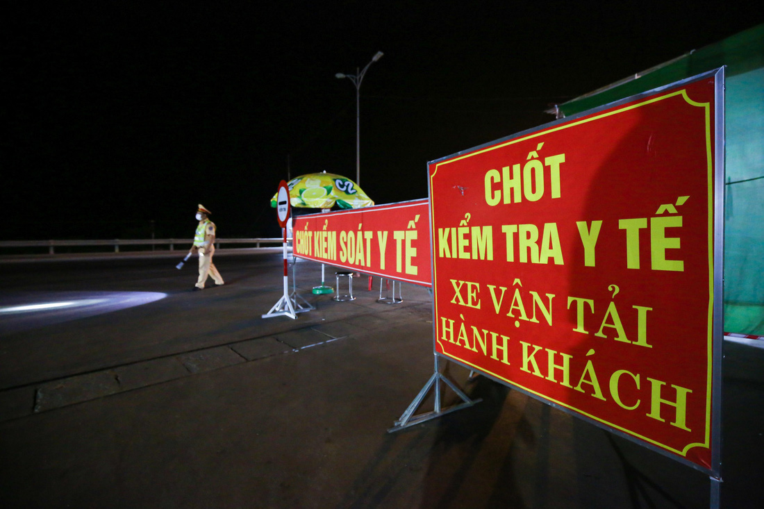 Trắng đêm ở chốt kiểm dịch cửa ngõ phía bắc Thừa Thiên Huế - Ảnh 12.