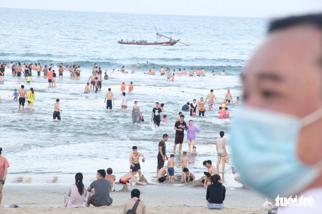 Ngoài phố Đà Nẵng dân mang khẩu trang kín mít, ở biển nhắc mới đeo - Ảnh 8.