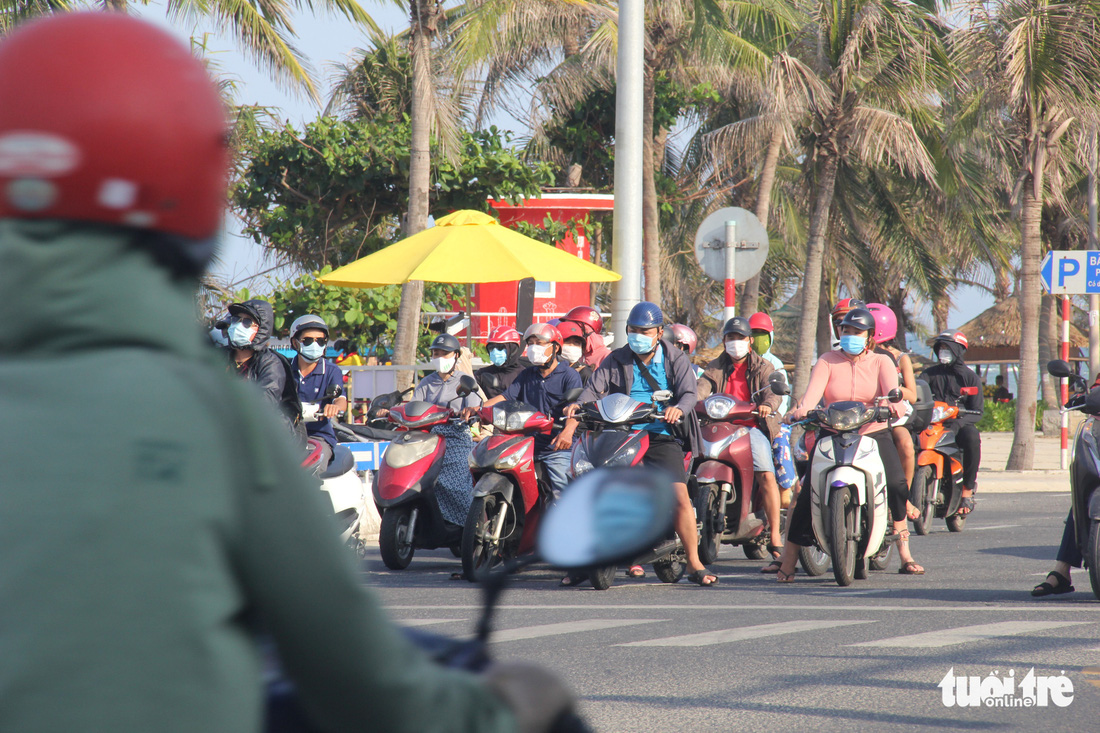 Ngoài phố Đà Nẵng dân mang khẩu trang kín mít, ở biển nhắc mới đeo - Ảnh 2.