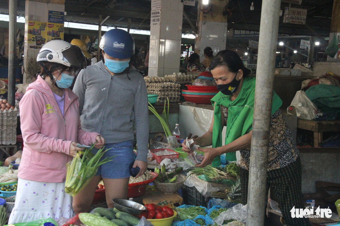 Ngoài phố Đà Nẵng dân mang khẩu trang kín mít, ở biển nhắc mới đeo - Ảnh 3.