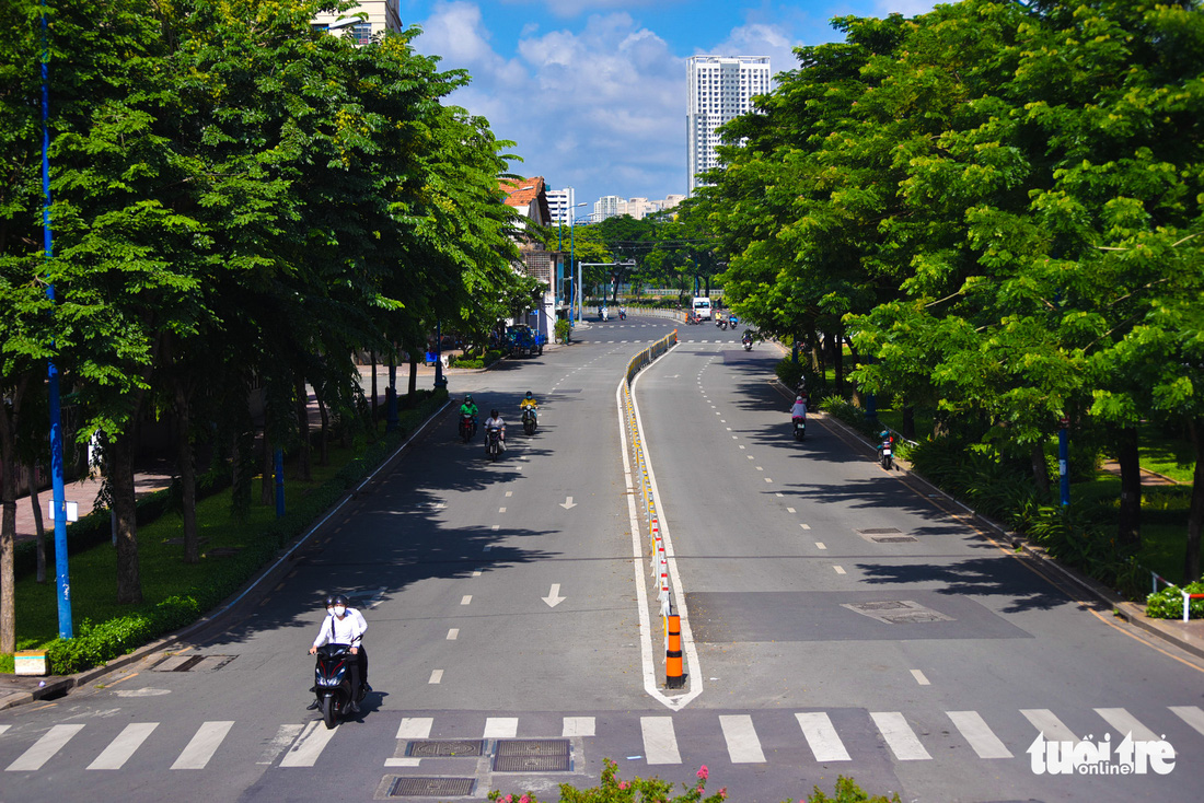 Đường phố TP.HCM vắng vẻ lạ thường sáng chủ nhật - Ảnh 10.