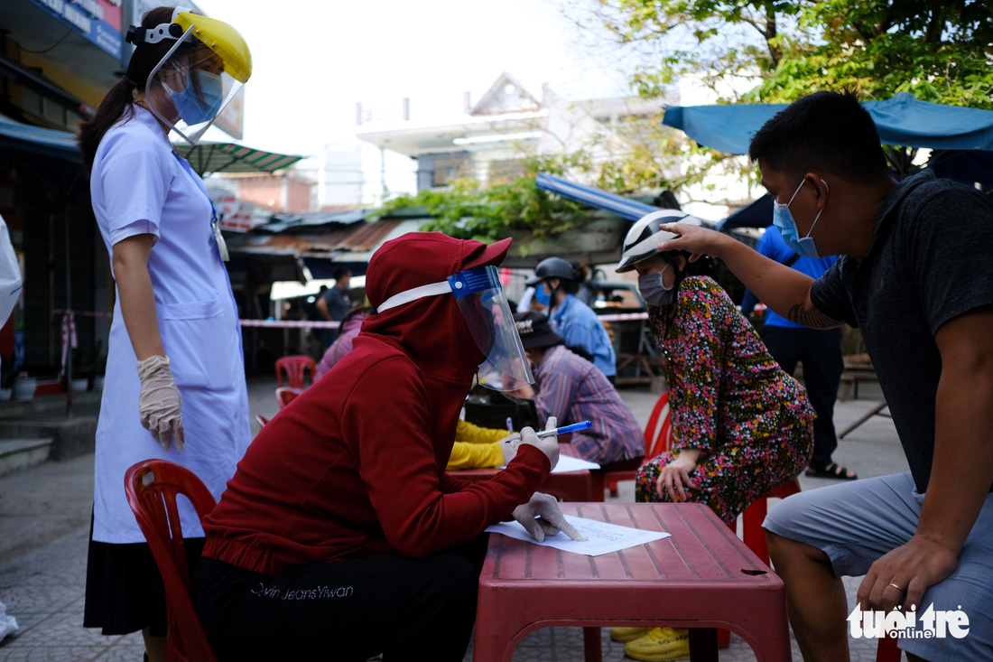 Đà Nẵng xét nghiệm diện rộng chợ Phước Mỹ và Cẩm Lệ liên quan nữ nhân viên massage - Ảnh 4.
