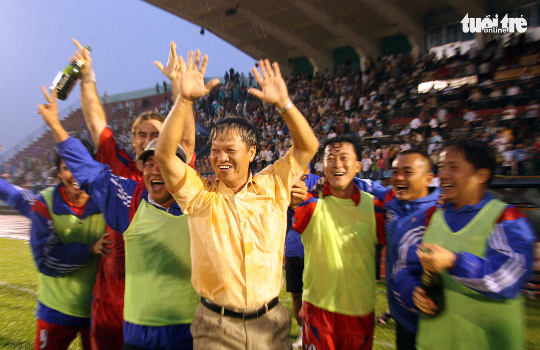 Những hình ảnh cố HLV Lê Thụy Hải với 3 chức vô địch V-League cùng B.Bình Dương - Ảnh 1.