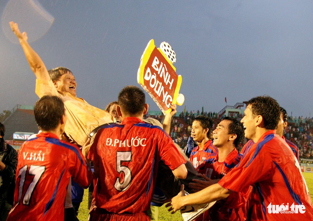 Những hình ảnh cố HLV Lê Thụy Hải với 3 chức vô địch V-League cùng B.Bình Dương - Ảnh 2.