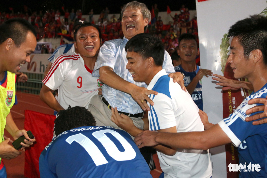 Những hình ảnh cố HLV Lê Thụy Hải với 3 chức vô địch V-League cùng B.Bình Dương - Ảnh 11.