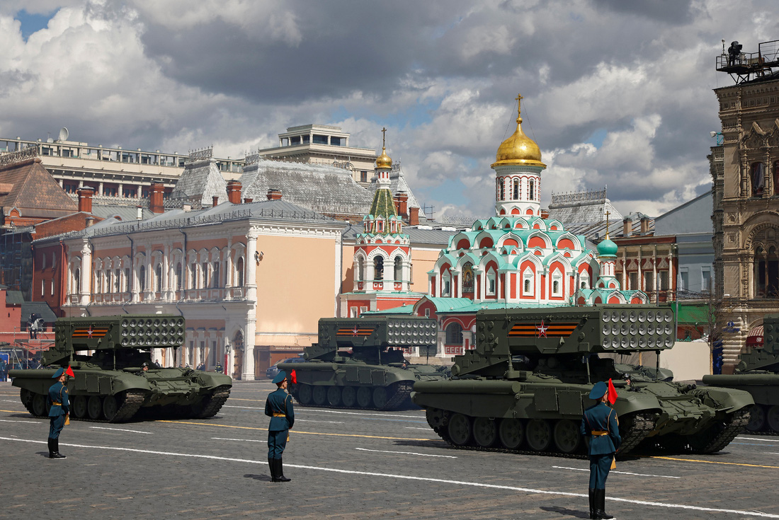 Diễu binh Ngày Chiến thắng ở hàng chục thành phố của Nga - Ảnh 8.