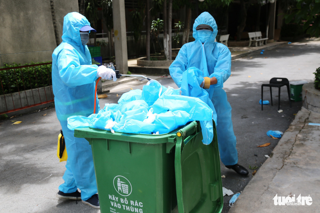 Công nhân vận chuyển rác thải y tế - những chiến sĩ chống dịch thầm lặng - Ảnh 6.
