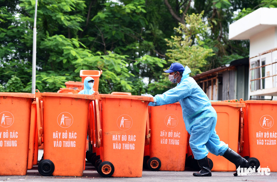 Công nhân vận chuyển rác thải y tế - những chiến sĩ chống dịch thầm lặng - Ảnh 12.