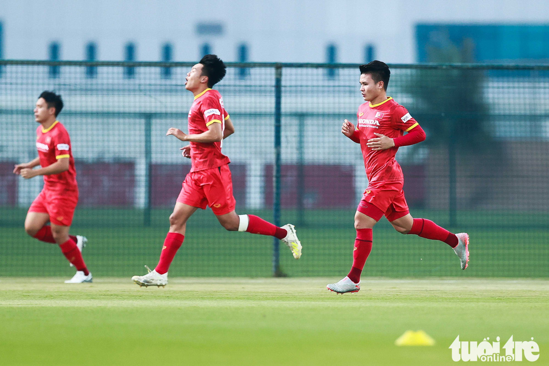 HLV Park Hang Seo ngã sõng soài khi chơi “đá ma” cùng Văn Toàn, Văn Thanh - Ảnh 3.