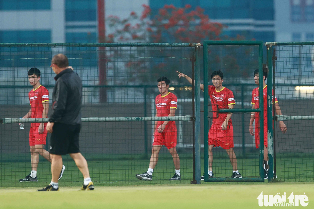HLV Park Hang Seo ngã sõng soài khi chơi “đá ma” cùng Văn Toàn, Văn Thanh - Ảnh 4.