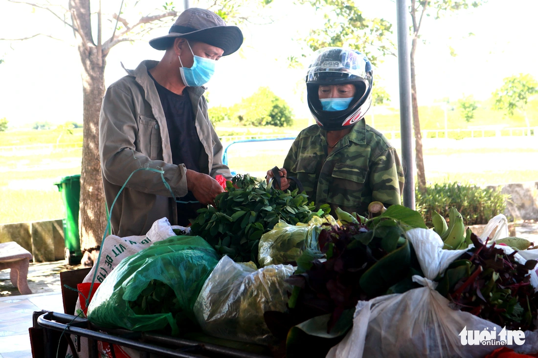 Em chỉ có mớ rau vườn với 50.000 tiền bắt cua đồng hồi sáng - Ảnh 1.