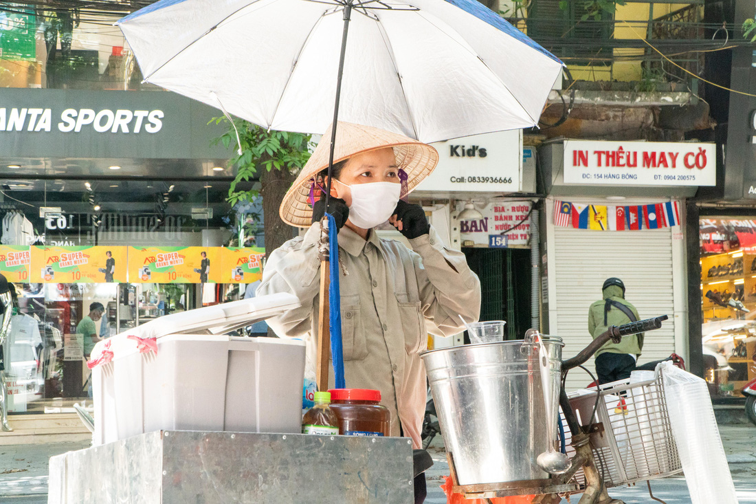 Nắng nóng như nung, người Hà Nội vẫn phơi mình mưu sinh - Ảnh 2.