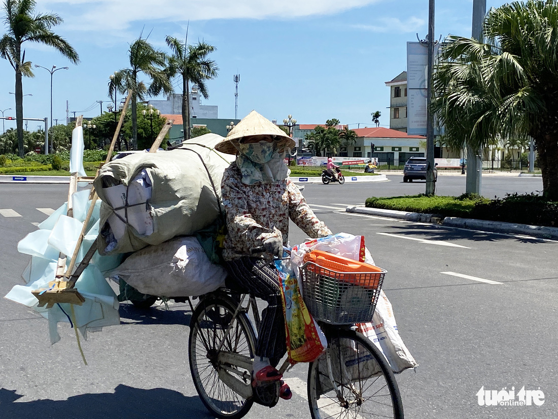 Người miền Trung trân mình dưới nắng nóng kinh hoàng - Ảnh 5.