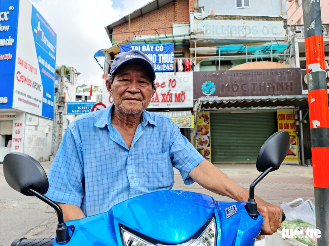 Người cha chạy xe ôm nuôi con bại não: ‘Dù thế nào thì nó vẫn là con tui’ - Ảnh 3.