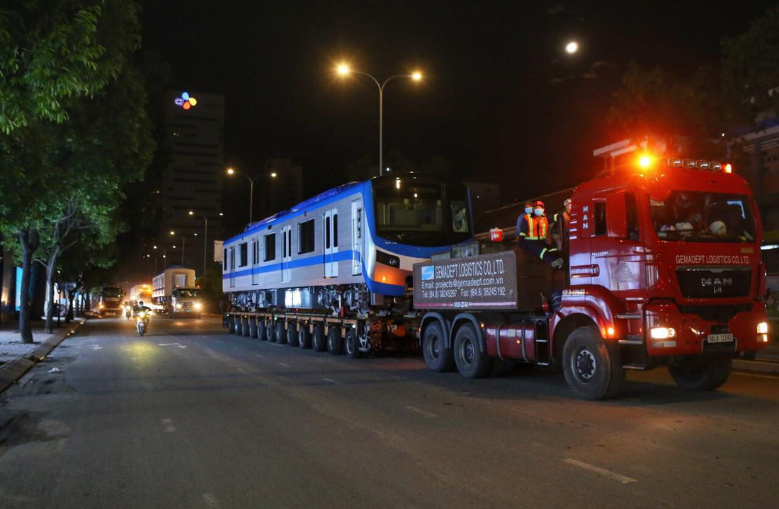 Đoàn tàu thứ 4 tuyến metro số 1 về depot Long Bình trong đêm TP.HCM giãn cách - Ảnh 4.