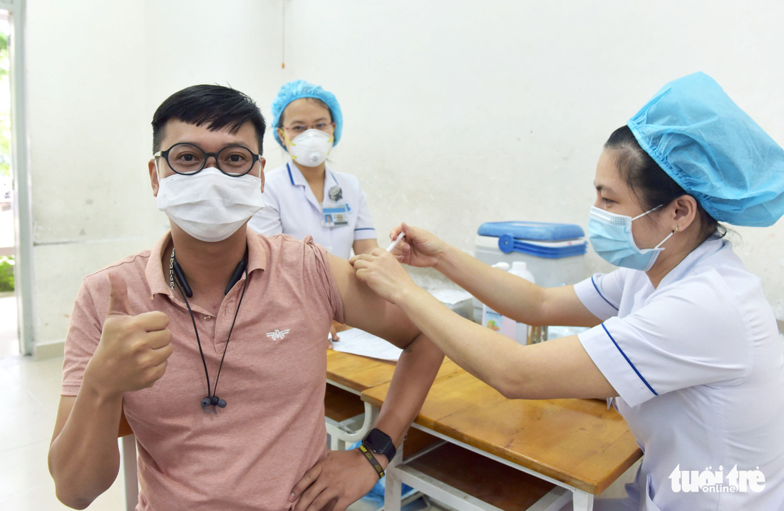 Người dân TP.HCM đi tiêm vắc xin ngừa COVID-19 - Ảnh 9.