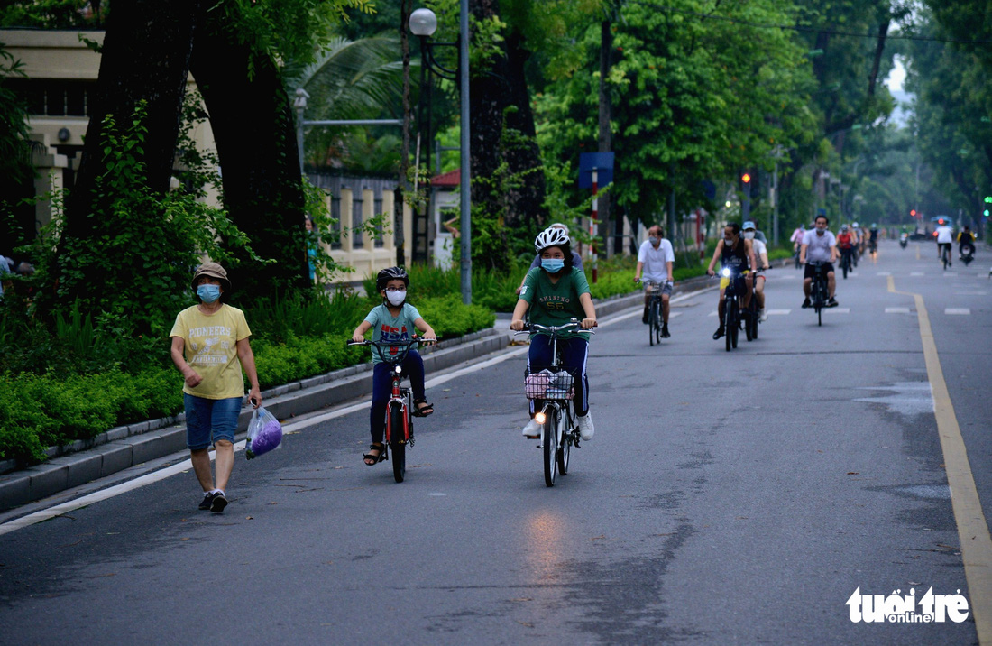 Dân Hà Nội đổ ra đường, đến công viên hít thở khí trời sau nhiều ngày giãn cách - Ảnh 4.