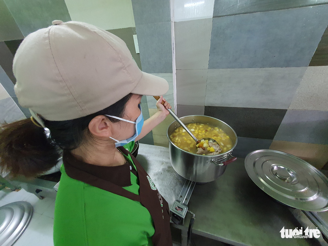 Nữ giám đốc vào bếp tiếp sức mỗi ngày 250 suất cơm cho chiến sĩ chống dịch ở Gò Vấp - Ảnh 1.