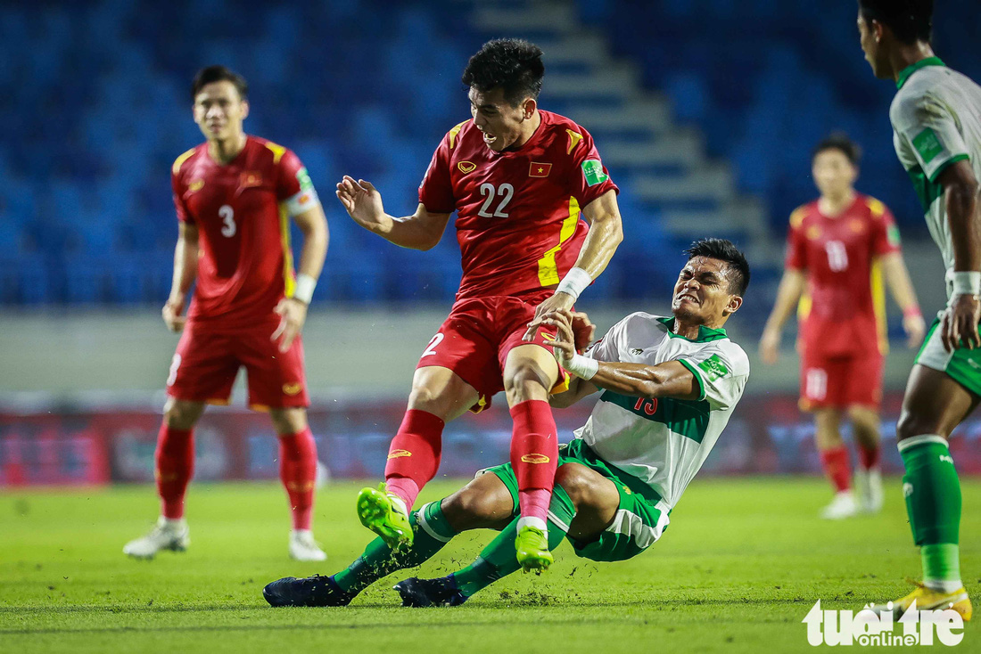 Những pha bóng triệt hạ xấu xí của tuyển Indonesia nhắm vào tuyển thủ Việt Nam - Ảnh 1.