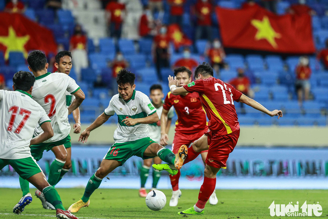 Những pha bóng triệt hạ xấu xí của tuyển Indonesia nhắm vào tuyển thủ Việt Nam - Ảnh 12.