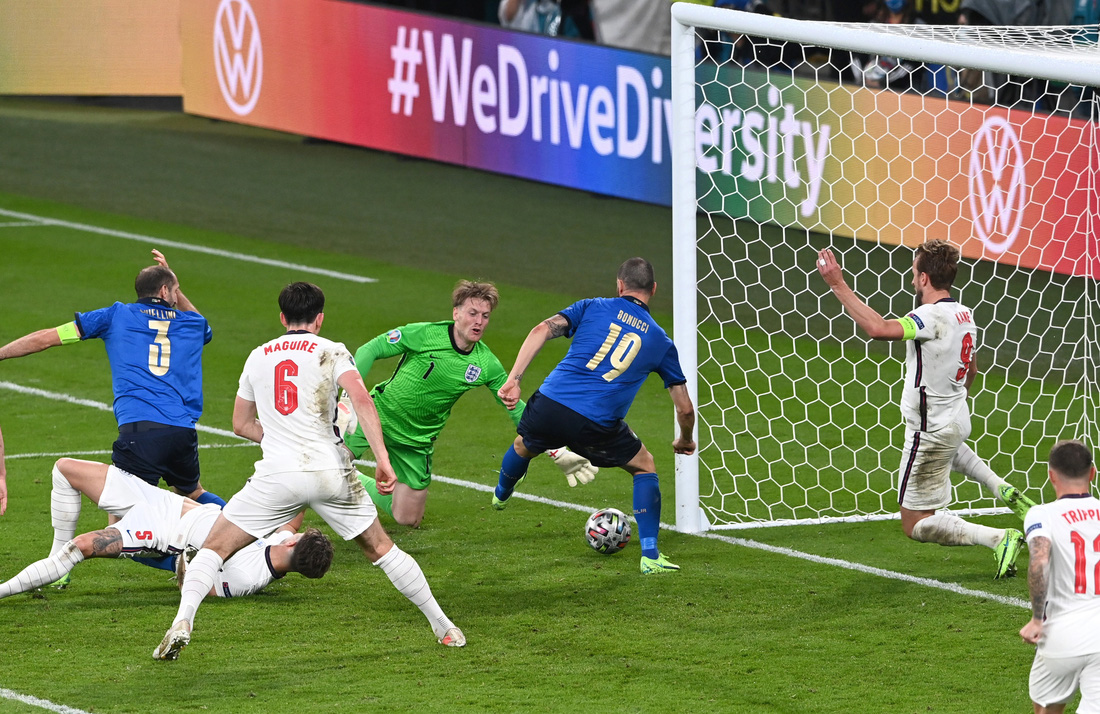Những khoảnh khắc định đoạt trận chung kết Euro 2020 - Ảnh 11.