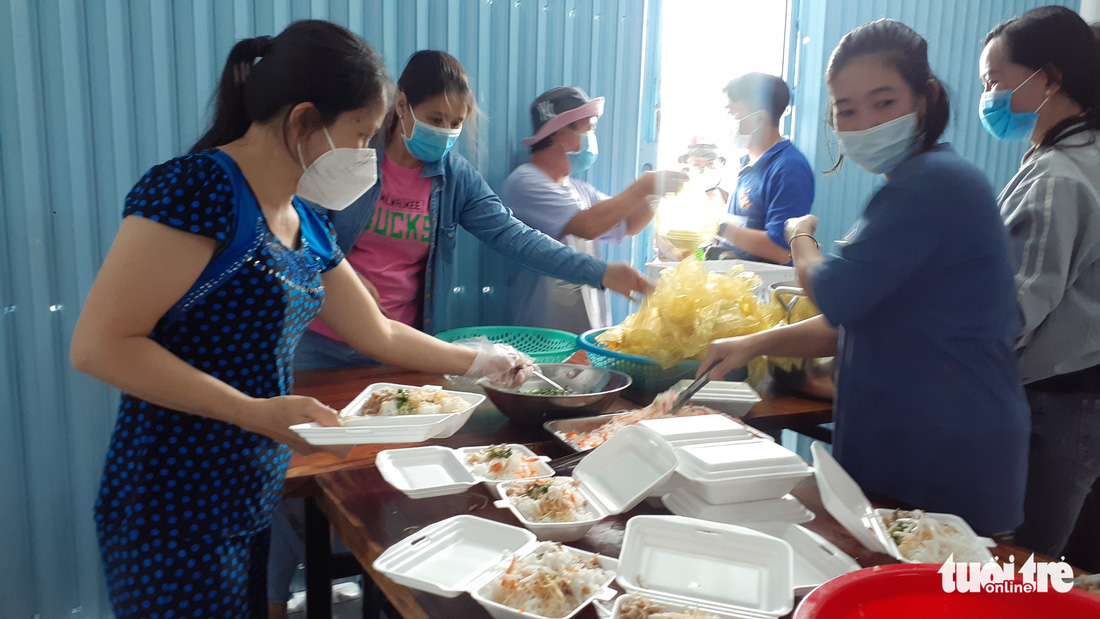 Ấm lòng với ATM gạo, quán cơm 2.000 đồng cho người nghèo ở An Giang - Ảnh 3.
