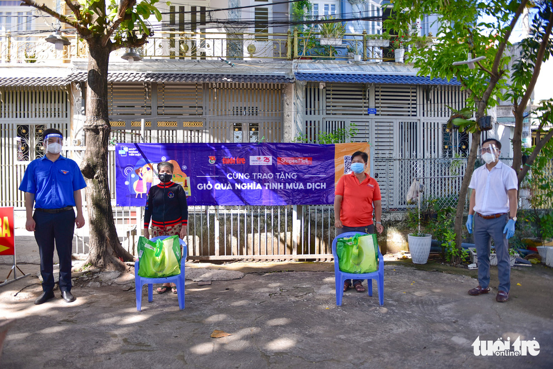 Sinh viên Lào, Campuchia và công nhân vui với những giỏ quà nghĩa tình mùa dịch - Ảnh 3.