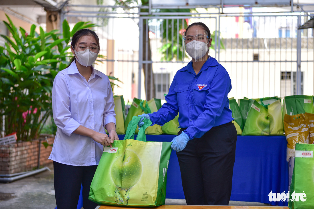 Sinh viên Lào, Campuchia và công nhân vui với những giỏ quà nghĩa tình mùa dịch - Ảnh 7.