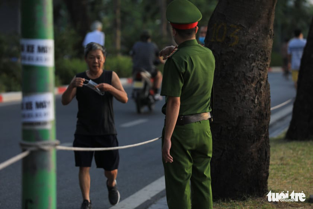 Hà Nội ngày đầu ở nhà: Có nơi người dân vẫn câu cá, đạp xe - Ảnh 2.