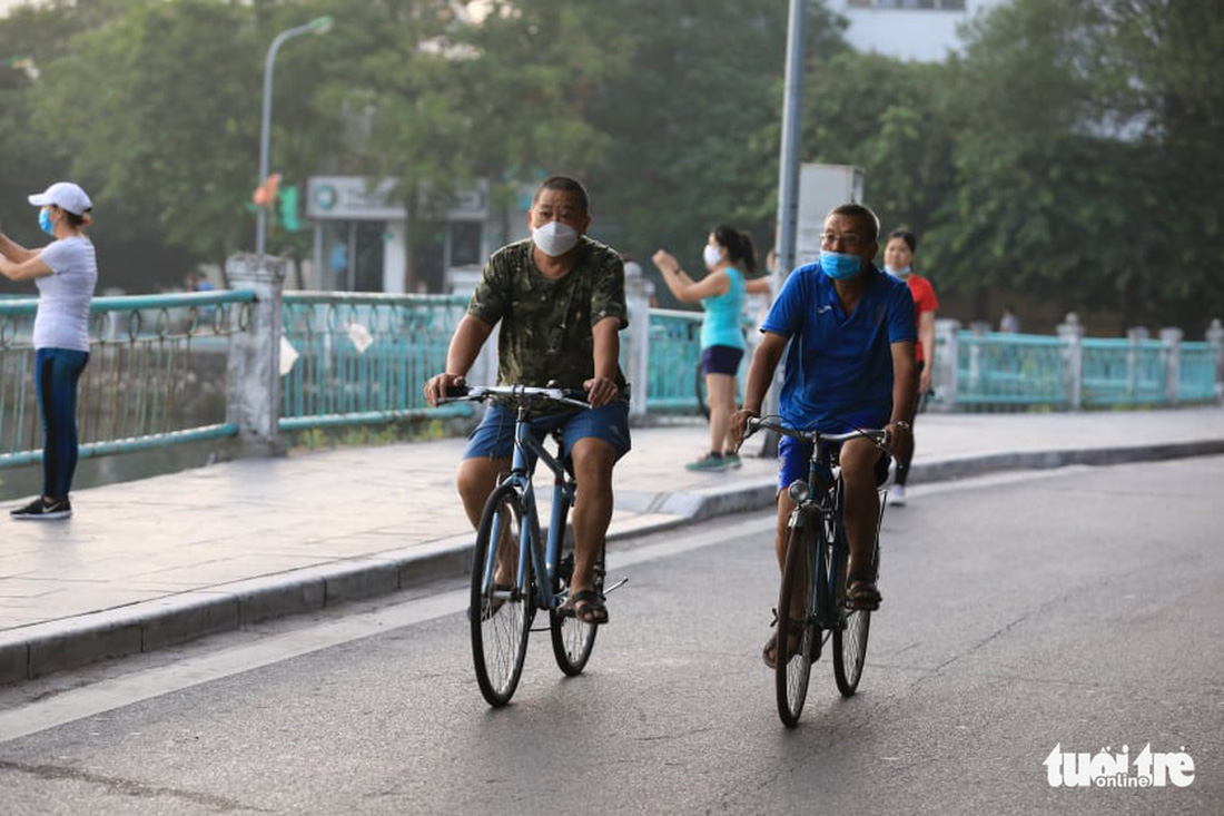 Hà Nội ngày đầu ở nhà: Có nơi người dân vẫn câu cá, đạp xe - Ảnh 10.